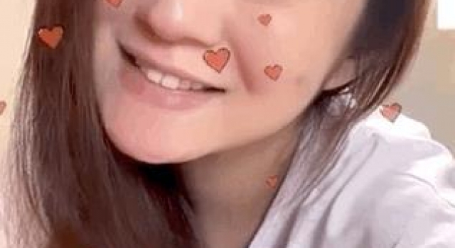 安以轩二胎后晒自拍，皮肤水嫩少女感足，发量浓密不像生过孩子