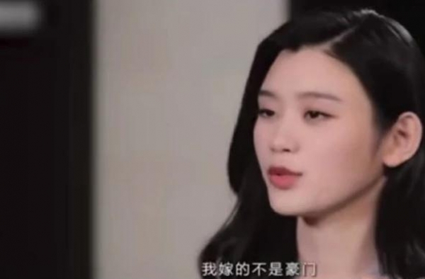 奚梦瑶回应感情问题，称自己嫁给爱情而非豪门，何猷君管教严格