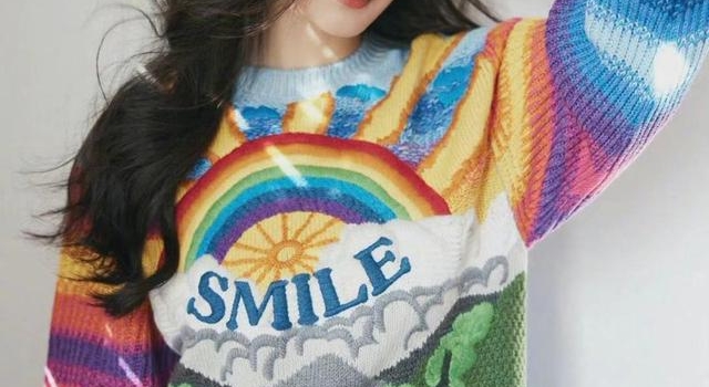 杨幂穿着彩虹色系印花毛衣 明媚又温暖