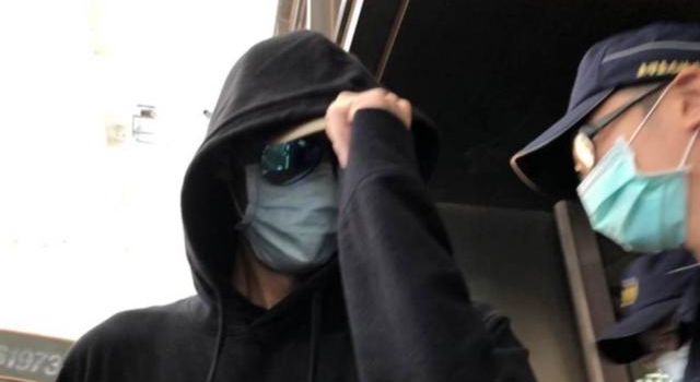 男星等红绿灯时因涉毒被捕，车上味道太浓郁引怀疑，女儿刚满1岁