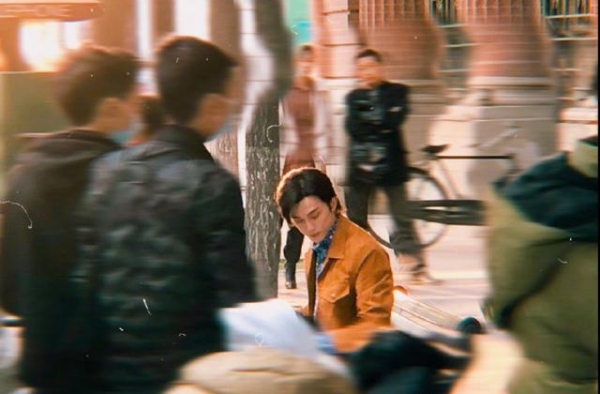 吴磊《我们的时代》曝路透 穿90年代服饰代入感强