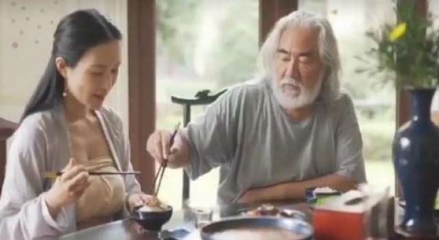 杜星霖社交晒母慈子孝，穿汉服为张纪中酌酒，却被批穿衣暴露