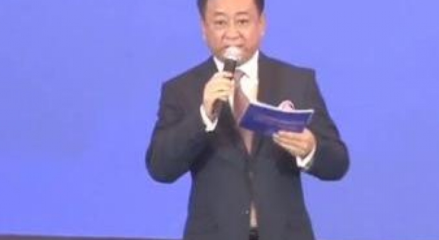 56岁朱军近况，发福明显变油腻，主持大退步，无法脱稿且卡壳