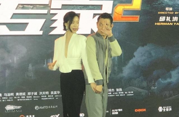 《拆弹专家2》发布会现场，说起刘德华，倪妮哭了│红星看金鸡⑦