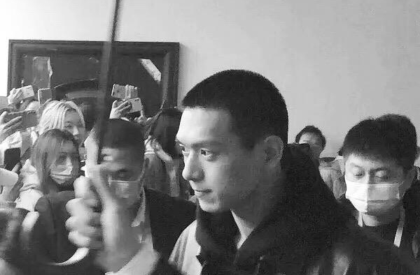 李现寸头生图好野 路演状态绝佳引路人围观