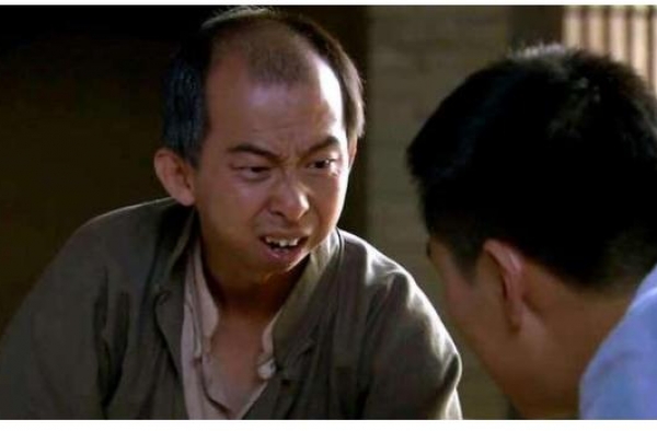 他是“最丑”男演员，老婆貌美如花，座驾是百万宾利