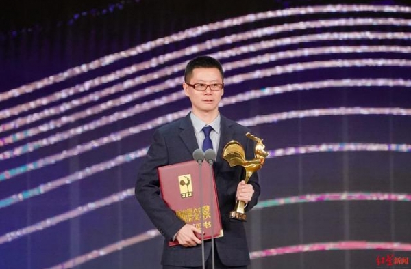 “哪吒”擒“金鸡”成都制片人领奖：做动画很艰难｜红星看金鸡?