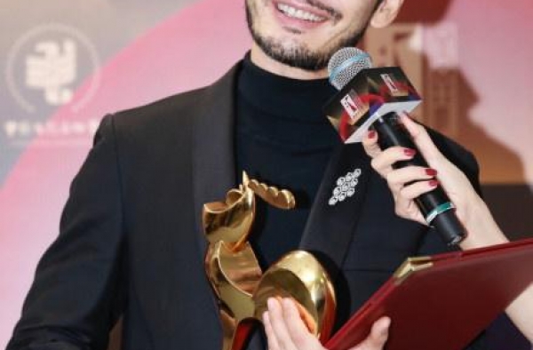 创造历史！黄晓明再夺最佳男主角 成金鸡奖第一人