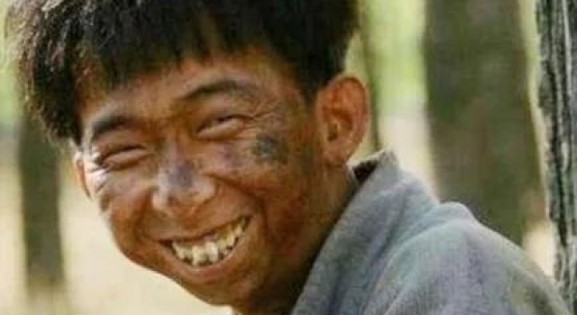 娱乐圈第一“丑星”，个子不到160，却身家10亿迎娶美娇妻