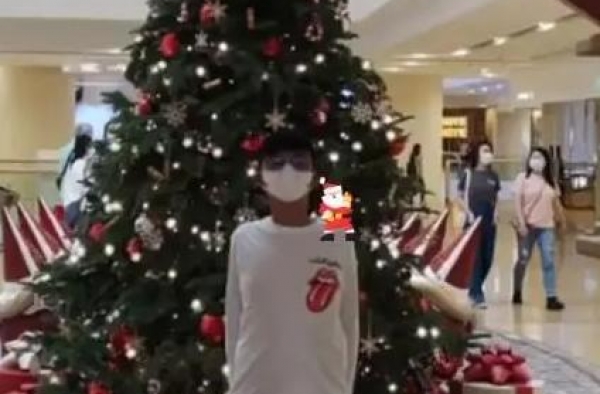 李嘉欣罕晒儿子正面照，眉目清秀很像爸，被指打扮低调难掩贵气
