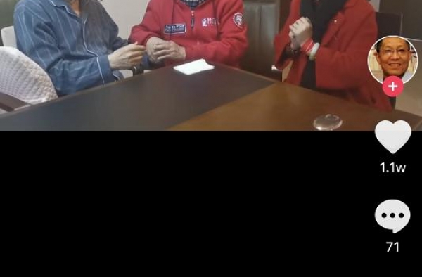李双江夫妇探望原石油部长！梦鸽在医院高歌，网友：管好你儿子