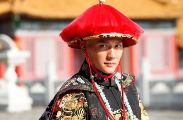 冯绍峰古装照曝光，神情萎靡“熊猫眼”吓人，形象气质暴跌