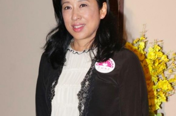 霍中妍气场全开，穿风衣配合霍启刚自拍，郭晶晶霍中曦坐姿随性
