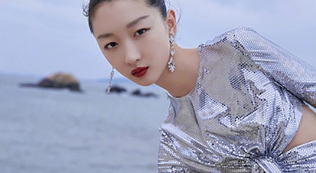 周冬雨身材扁平却很敢穿，银色金属长裙剪开两个洞，美出新高度