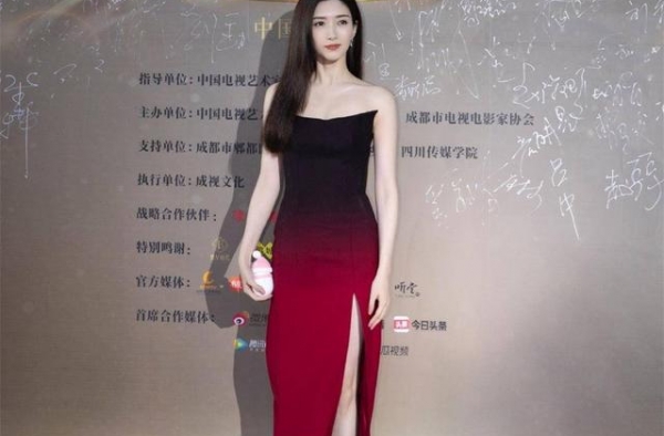 江疏影对身材太自信，披黑大衣叠穿两层都不臃肿，时髦保暖两不误