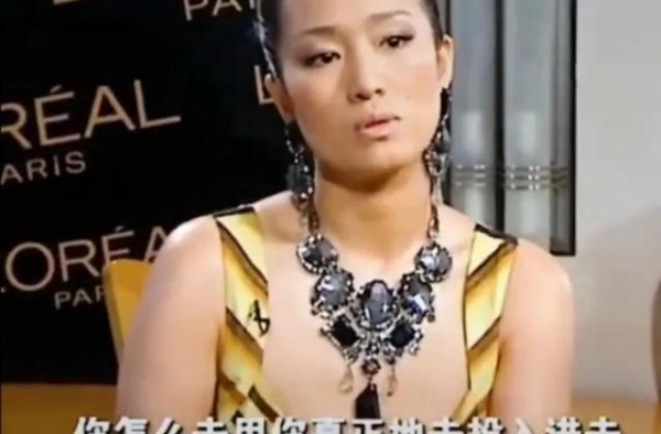 巩俐着露乳装谈扮演《夺冠》郎平有失尊重