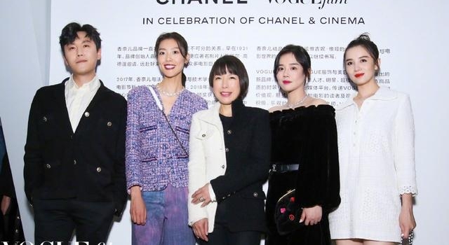 乔欣穿短裙，江疏影性感礼服配暖手宝？不如学学姐姐风度温度兼顾