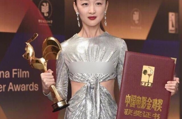周冬雨成为最年轻三金影后，导演曾国祥却自曝被10万条私信辱骂