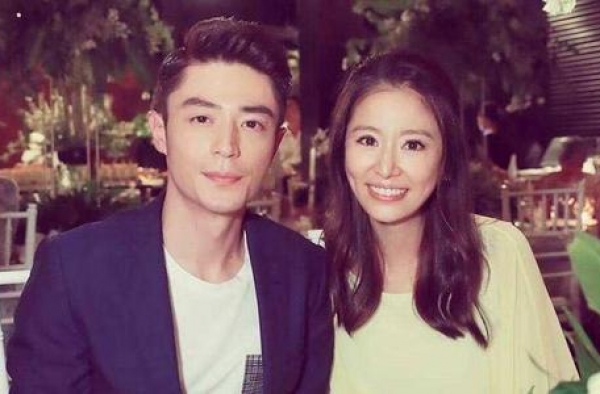 林心如戴巨大婚戒与霍建华同框秀恩爱，二人表情曝露婚姻现状
