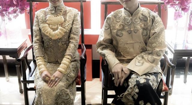 汪圆圆晒婚照庆结婚七周年，身戴20个龙凤镯抢镜，感慨时间飞快