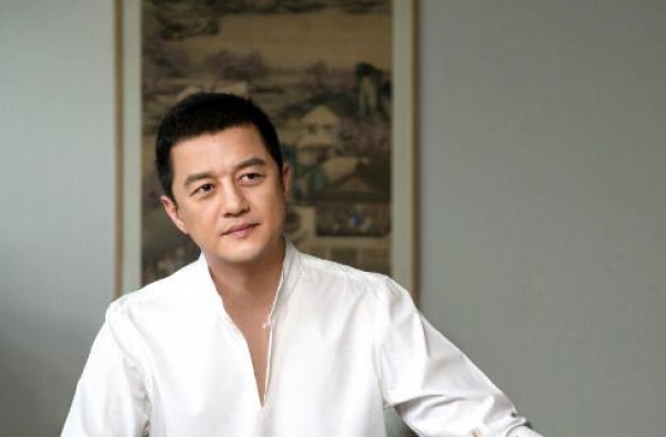 狂追王菲1年结婚8年，醒醒吧，别再被李亚鹏的深情给骗了