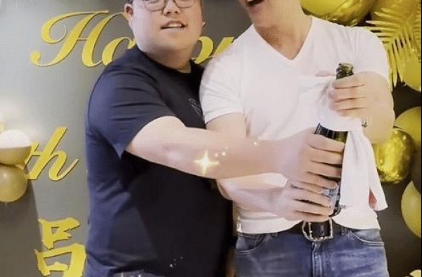 64岁吕良伟身材很好，为19岁儿子庆生，两人同框像同龄人？