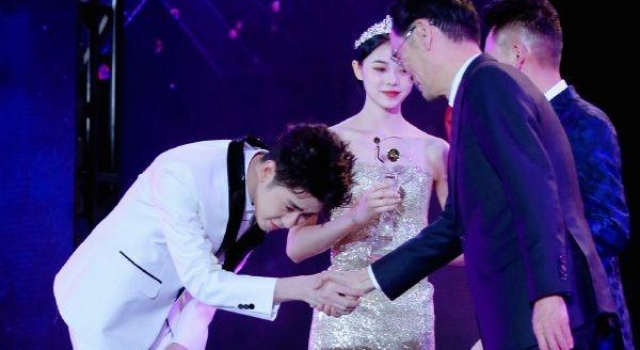 德云社张云雷获奖被质疑不务正业，曲协主席冯巩早就给出过答案