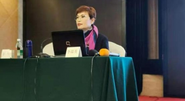 59岁央视主播李瑞英近照曝光，退居多年妆容大变，一头金发抢眼