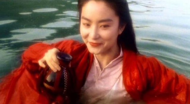 她是“林青霞接班人”，误将“私物”送导演，被王思聪撕成18线