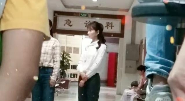 40岁林峰婚后养出幸福肥！新路透穿西装紧绷绷，刘涛齐刘海超嫩