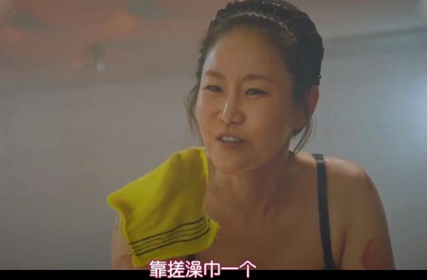 韩剧《顶楼》暴发户靠搓澡发家 吴允熙开始表演“茶艺”