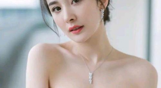 34岁杨幂美出天际！辣妈身材饱满有料，少女感十足