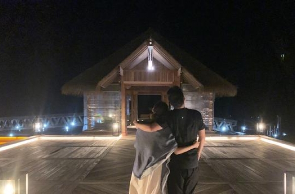 何雯娜晒夫妻合影！依偎老公肩头搂腰搭肩太甜，剪短发俏皮可爱