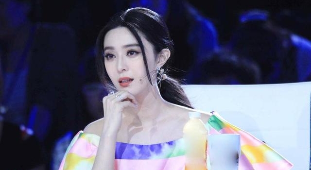 范冰冰又一起官司胜诉，低调现身机场，手上细节疑和李晨复合