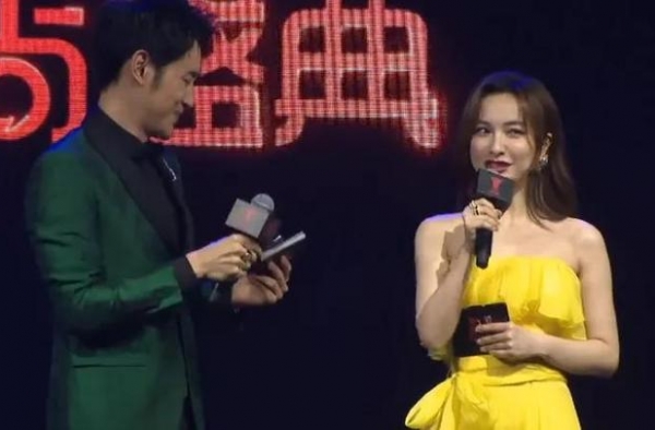 时尚盛典上演女星宫心计：倪妮踩恨天高压刘诗诗，乔欣露腿挡李沁