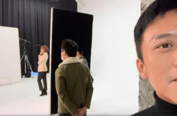 “好男人”邓超陪孙俪工作 脸大占据三分之一屏幕