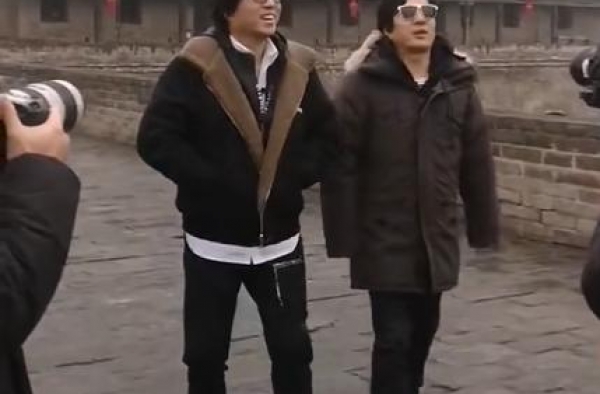 高晓松与郑钧街头热聊，暴瘦26斤颜值大增，被调侃撞脸吴亦凡