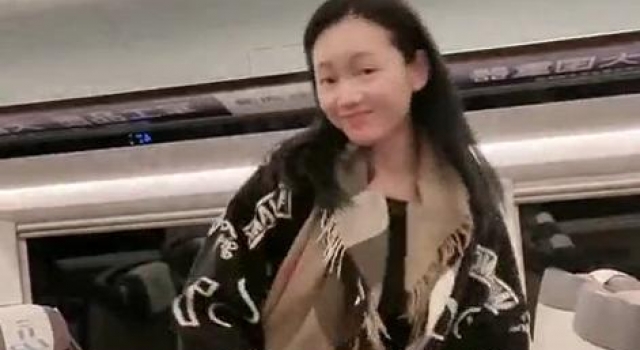安徽一姐周群曝素颜！面色憔悴判若两人，高铁车厢内不戴口罩热舞