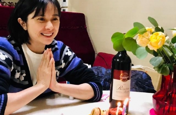 45岁＂仪琳＂晒庆生照，难掩眼角皱纹，“令狐冲”隔空送祝福