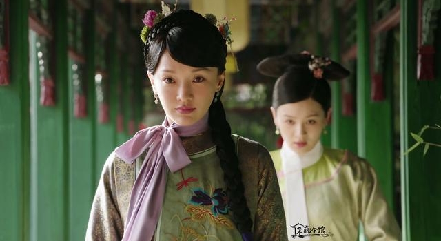 如懿传｜如懿母亲的旗头发饰：点翠花卉簪、烧蓝蝴蝶纹流苏簪