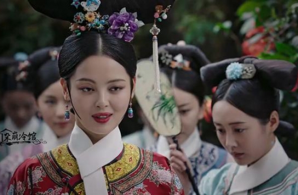如懿传｜金玉妍嘉妃的旗头发饰：玉石蕊紫玉簪花、烧蓝花卉发簪