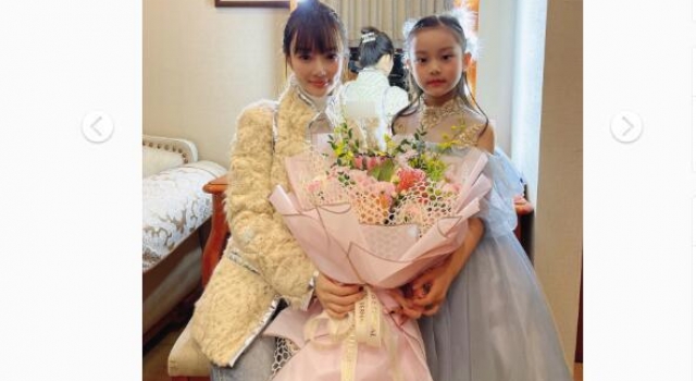 李小璐为甜馨比赛加油，与女儿手拉手合影，打扮的像她自己演出