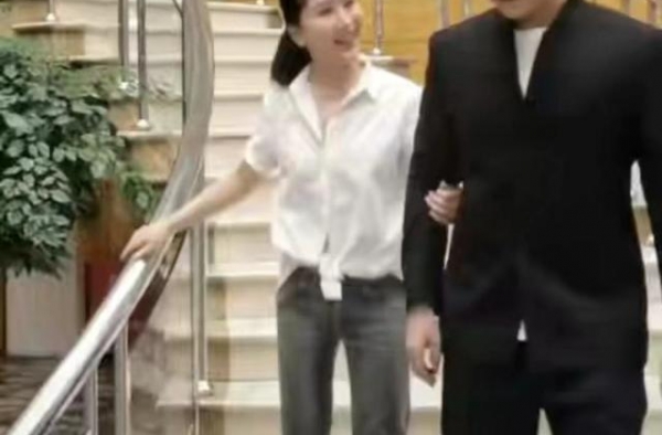 付笛声28岁儿子罕露面，被赞高大帅气，曾被父母力捧6年却没红