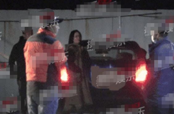 佟丽娅带儿子探班陈思诚，夫妻无互动，父子玩耍开心关系好