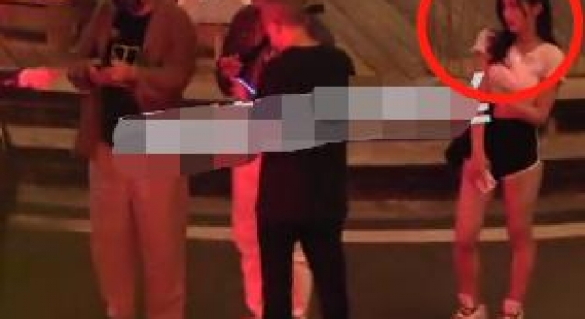 徐峥深夜与好友齐聚会所，长腿美女全程跟随，不见老婆陶虹身影
