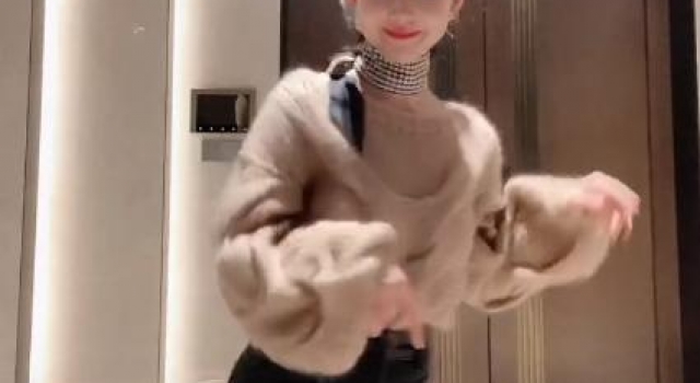 35岁李小萌晒近况，身材纤细状态像学生妹，脸尖不似以前圆嘟嘟