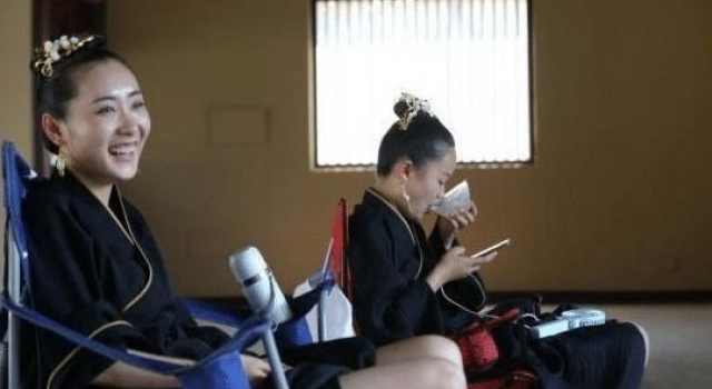 横店美女群演“泛滥成灾”，白天拍戏晚上接活，50一天都没人要