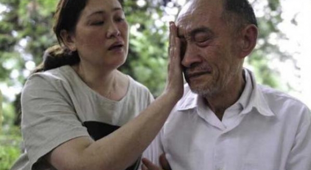 张嘉译闫妮新剧央视火了，粉丝却因“女儿”角色讨厌，恨不得弃剧