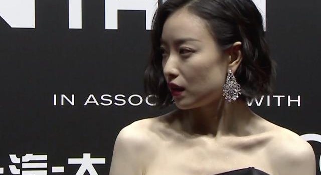 男星红毯千奇百怪：杨洋穿深V，陈飞宇油腻，蔡徐坤顶白色鸡窝头