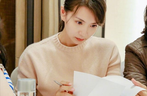 粉红女郎女主角，四十岁依旧优雅迷人，太惋惜了